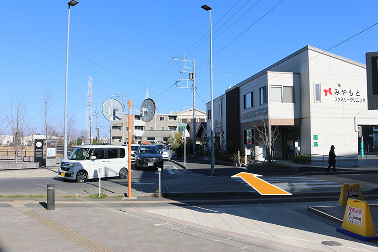 03.突き当りの横断歩道を渡ります
